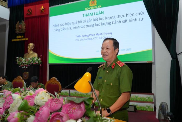 Thiếu tướng Phan Mạnh Trường trình bày tham luận tại hội thảo.