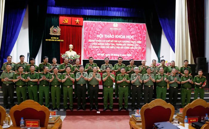 Thứ trưởng Lê Văn Tuyến và các đại biểu tham dự hội thảo.