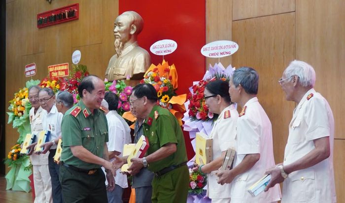 Thiếu tướng Nguyễn Hữu Hợp, Giám đốc Công an Đà Nẵng tặng quà lưu niệm cho các đại biểu.