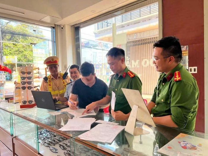 Công an phường Xuân Lộc kiểm tra các cơ sở kinh doanh mắt kính.