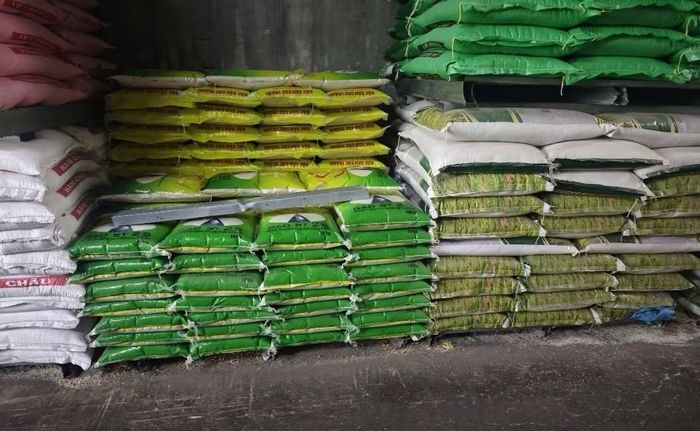 Công an xã Phú Lâm kiểm tra một doanh nghiệp phát hiện nhiều bao bì mang nhãn hiệu gạo ST25 có dấu hiệu giả mạo.