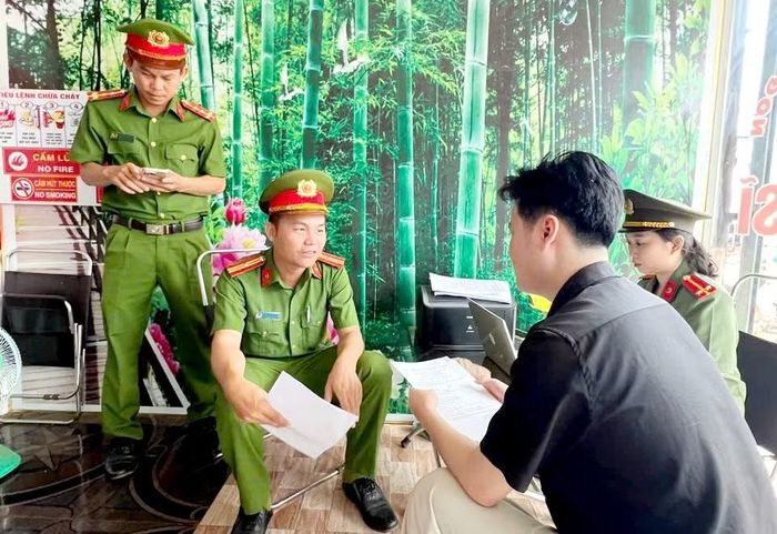 Công an xã Đăk Ơ tuyên truyền, phổ biến pháp luật về quyền sở hữu trí tuệ đến các cơ sở sản xuất, kinh doanh và người dân.