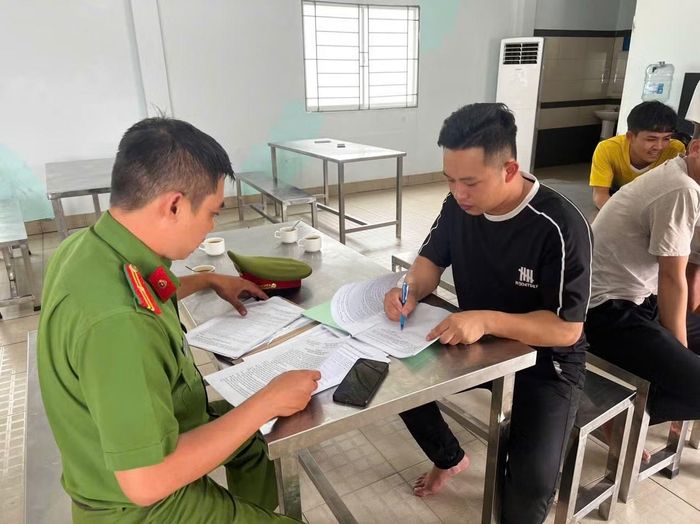 Công an xã Tân Hưng tuyên truyền, vận động các hộ kinh doanh ký cam kết thực hiện nghiêm các quy định của pháp luật về sở hữu trí tuệ.