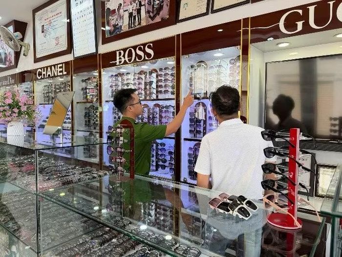 Công an phường Long Thành kiểm tra, phát hiện Cửa hàng kinh doanh kính tại khu phố Văn Hải không rõ nguồn gốc.