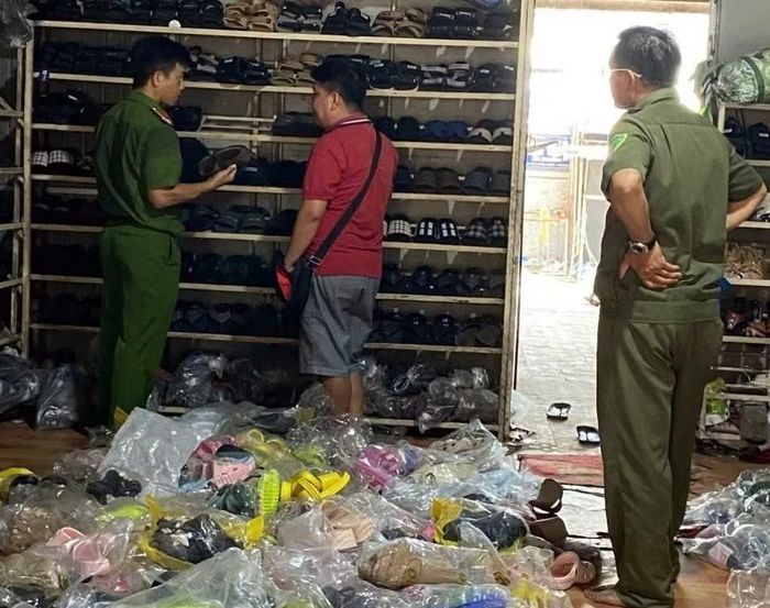 Công an xã Long Hà kiểm tra, phát hiện cửa hàng kinh doanh có dấu hiệu xâm phạm quyền sở hữu trí tuệ.