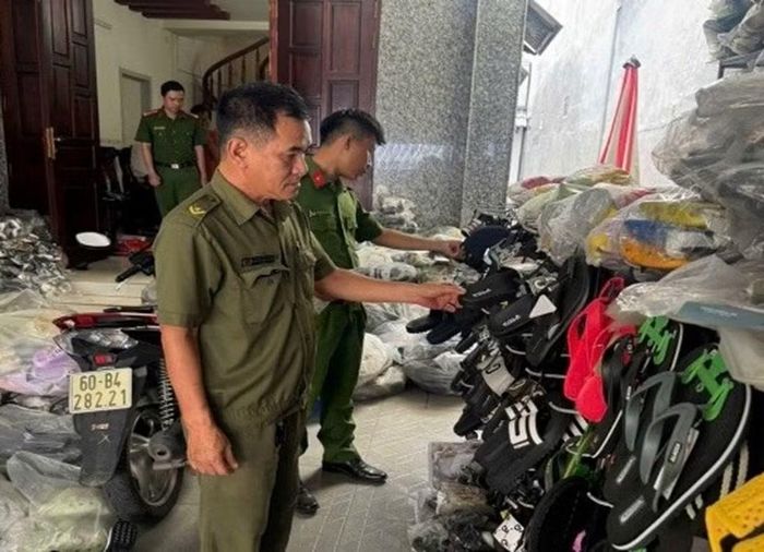 Công an xã Phú Vinh tiến hành kiểm tra các loại hàng hóa tại cơ sở kinh doanh trên địa bàn.