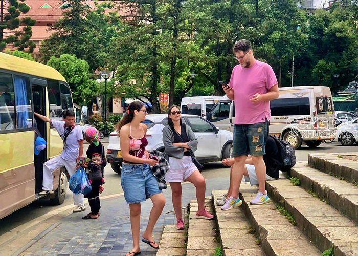 Xe "đổ" khách du lịch nước ngoài xuống phía trước nhà thờ đá cổ Sa Pa trưa 24/6. Ảnh: Thanh Nguyễn