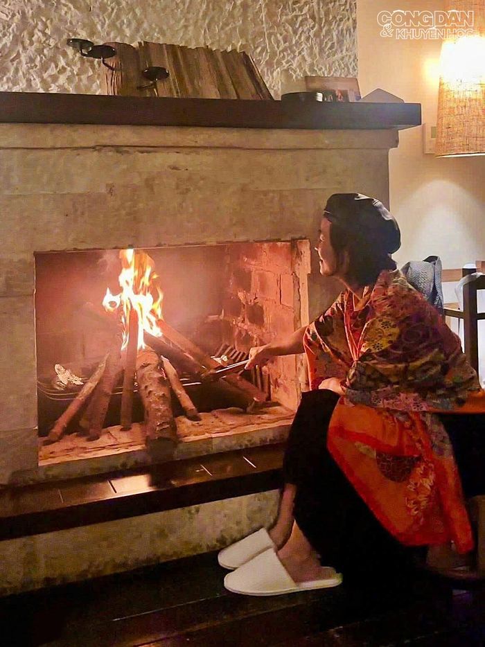 Khách du lịch trải nghiệm mùa đông trở lại bên lò sưởi tối 22/6, tại một khu nghỉ dưỡng trên núi ở Sa Pa. Ảnh: Shushi