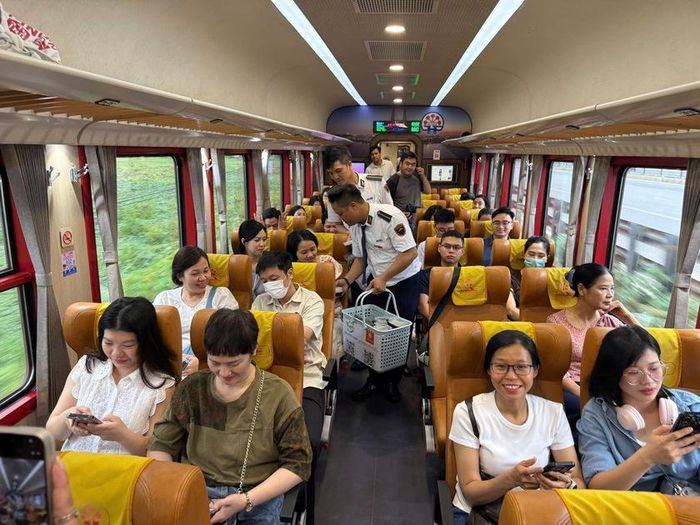 Cán bộ nhân viên trên tàu phục vụ và chào đón đoàn y bác sỹ trên chuyến tàu mới. Ảnh: ĐSVN