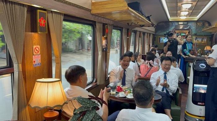 Một số hình ảnh các đoàn cán bộ, y bác sỹ trong ngày đầu đưa đón cán bộ, bác sỹ bệnh viện Bạch Mai. Ảnh: ĐSVN