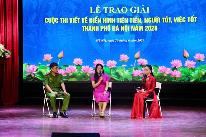 Phần Giao lưu với tác giả và nhân vật tham gia cuộc thi. Ảnh: Thiên Ân