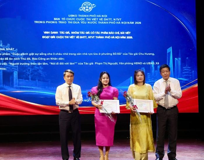 Giải Nhất được trao cho tác giả Chu Hương, Chuyên đề An ninh Thủ đô, Báo Công an nhân dân và tác giả Phạm Thị Nguyệt, Văn phòng HĐND và UBND xã Ứng Hòa. Ảnh: Thiên Ân