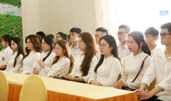 Các em học sinh có hoàn cảnh khó khăn, học giỏi và đạt thành tích xuất sắc trong đợt thi tốt nghiệp vừa qua để vào các trường Đại học trên cả nước. Ảnh: Quốc Huy