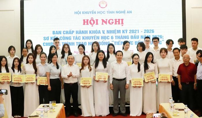 Các em học sinh là những tân sinh viên năm đầu tiên bước vào Đại học nhận học bổng từ Hội Khuyến học tỉnh Nghệ An. Ảnh: Quốc Huy
