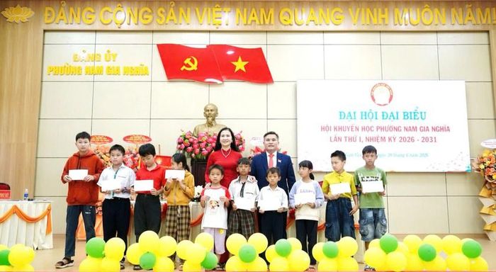 Lãnh đạo Hội Khuyến học tỉnh Lâm Đồng trao học bổng cho các em học sinh vượt khó tiêu biểu của phường Nam Gia Nghĩa.