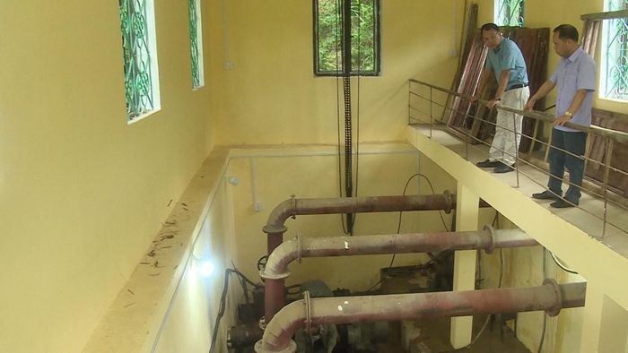 Lãnh đạo Công ty TNHH MTV Thủy Nông tỉnh kiểm tra hệ thống máy móc tại một số trạm bơm trên địa bàn xã Hòa An.