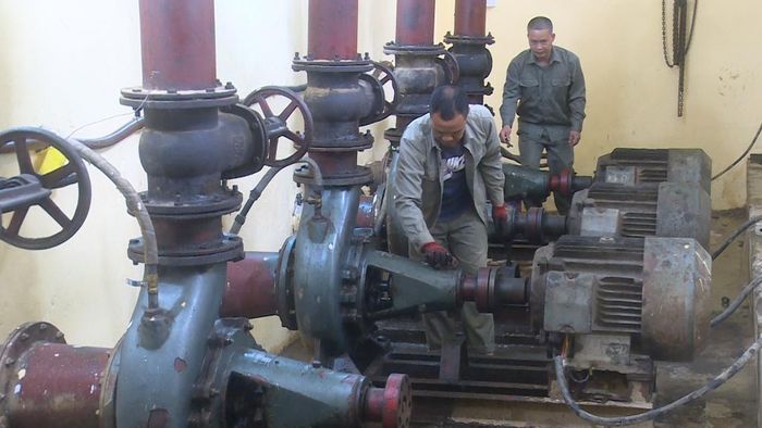 Công nhân Trạm Thủy Nông Hòa An gia cố một số thiết bị đảm bảo an toàn trước mùa mưa lũ.