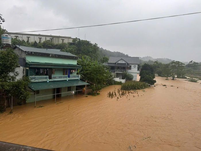 Nhà người dân tại Tổ dân phố Hạnh Phúc, phường Thục Phán bị ngập.