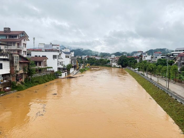 Mực nước sông Hiến dâng, tiềm ẩn nhiều nguy cơ ngập lụt đối với những nhà gần sông. (Ảnh chụp lúc 8h sáng ngày 26/6). 
