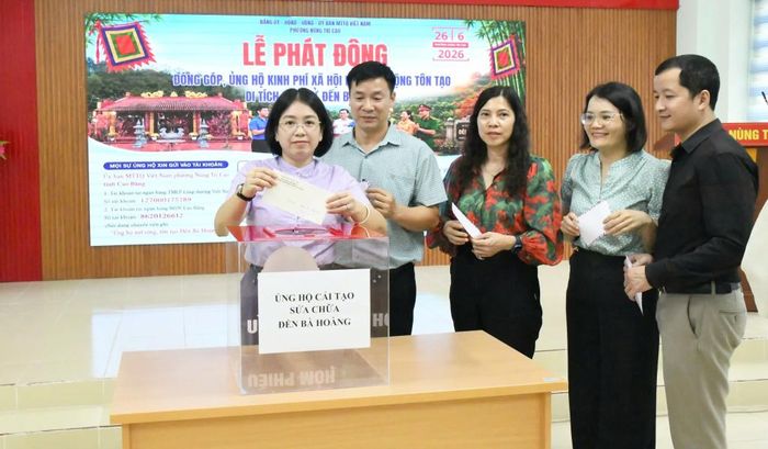 Các đồng chí lãnh đạo phường Nùng Trí Cao ủng hộ kinh phí xã hội hóa để mở rộng, tôn tạo di tích lịch sử Đền Bà Hoàng.