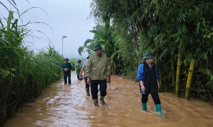 Phó Chủ tịch UBND tỉnh Hoàng Văn Thạch kiểm tra tình hình ngập lụt tại xóm Nà Tẻng, xã Hòa An.