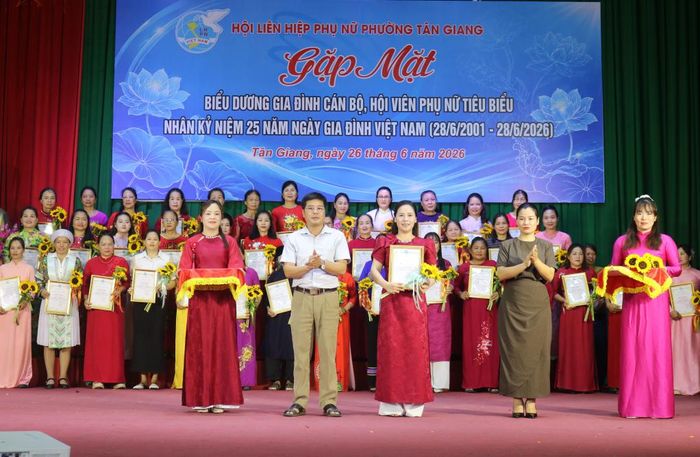 Vinh danh các gia đình hội viên phụ nữ tiêu biểu.