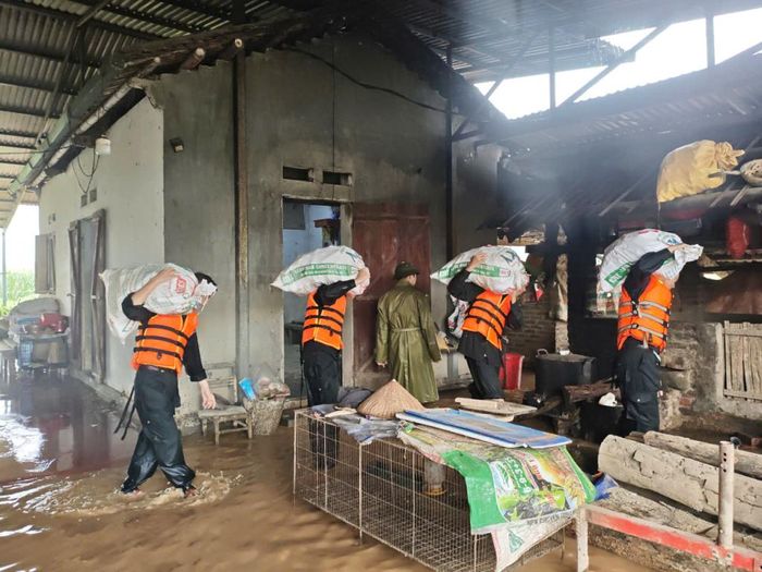 Các lực lượng hỗ trợ người dân di dời tài sản.