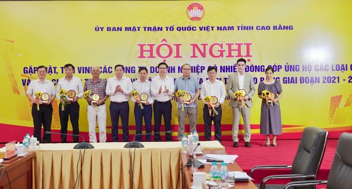 Thường trực HĐND tỉnh và Ban Thường trực Ủy ban MTTQ Việt Nam tỉnh trao biểu trưng tôn vinh các công ty, doanh nghiệp.