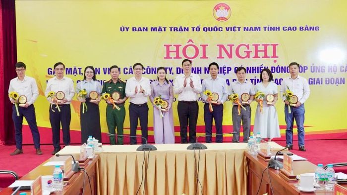 Lãnh đạo Ủy ban MTTQ Việt Nam tỉnh trao biểu trưng tôn vinh các công ty, doanh nghiệp có nhiều đóng góp cho chương trình an sinh xã hội trên địa bàn tỉnh giai đoạn 2021 - 2026.