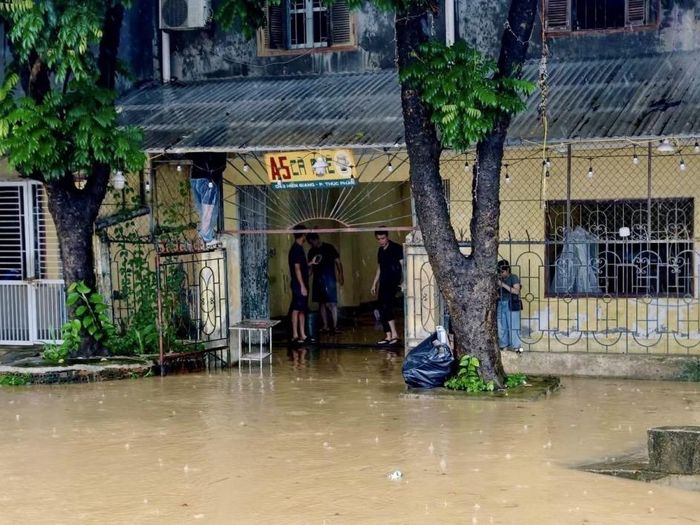 Các hộ kinh doanh gần khu vực bờ sông di dời hàng hóa, thiết bị điện.