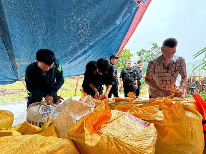 Lực lượng chức năng và người dân xã Hòa An chủ động vận chuyển nông sản đến nơi an toàn.