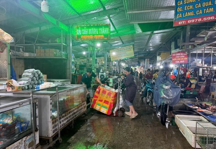 Rút kinh nghiệm từ các năm trước, các tiểu thương tại chợ Xanh, phường Thục Phán đang khẩn trương di dời hàng hóa khi có thông tin mực nước tiếp tục dâng cao.