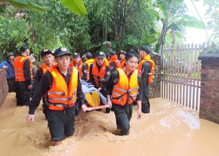 Lực lượng Cảnh sát cơ động, Công an tỉnh hỗ trợ người dân xóm Nà Tẻng, xã Hòa An đến nơi an toàn trong mưa lũ.