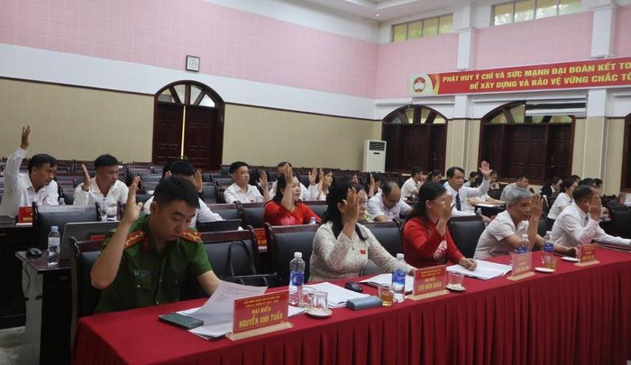 Các đại biểu biểu quyết thông qua nghị quyết tại kỳ họp.
