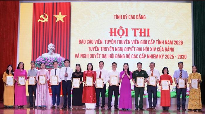 Ban Tổ chức trao Giấy chứng nhận cho các thí sinh tham gia vòng sơ khảo hội thi cấp tỉnh.