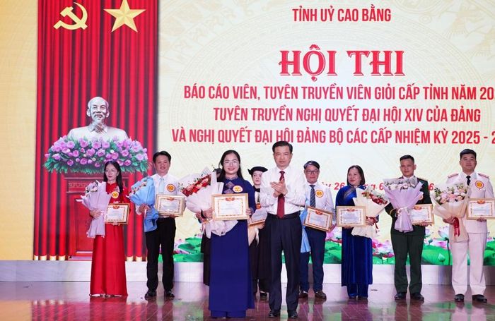 Phó Bí thư Thường trực Tỉnh ủy, Trưởng Đoàn đại biểu Quốc hội tỉnh Bế Thanh Tịnh trao giải cho thí sinh đạt giải Nhất.