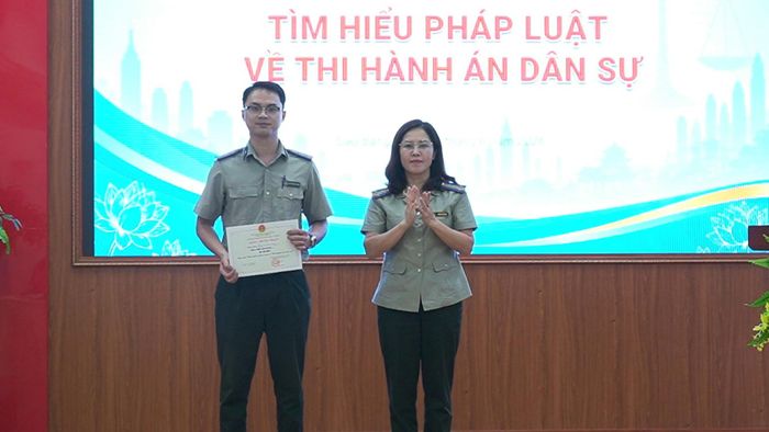 Lãnh đạo Thi hành án Dân sự tỉnh trao giải nhất cho thí sinh Nguyễn Đoàn Dũng, chấp hành viên, Phòng Thi hành án dân sự khu vực 1.
