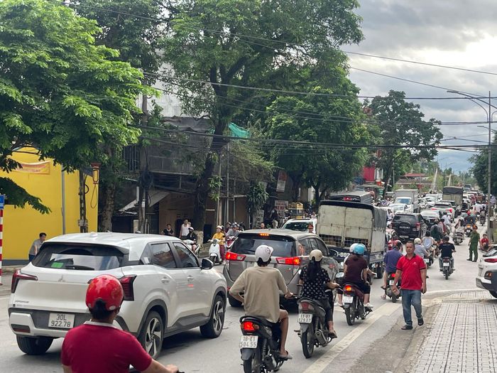 Nhiều người và phương tiện di chuyển trên đoạn cầu sông Hiến, phường Thục Phán bị quá tải.