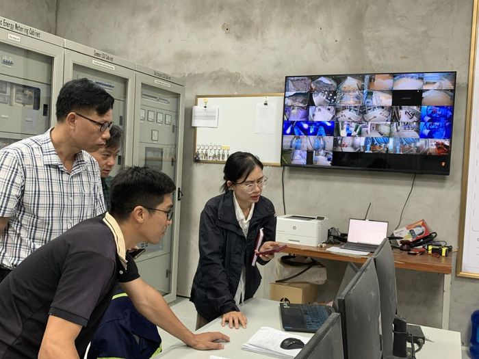 Đoàn công tác kiểm tra việc vận hành phát điện và xả nước qua cửa van đập tràn tại nhà máy thủy điện Hồng Nam.