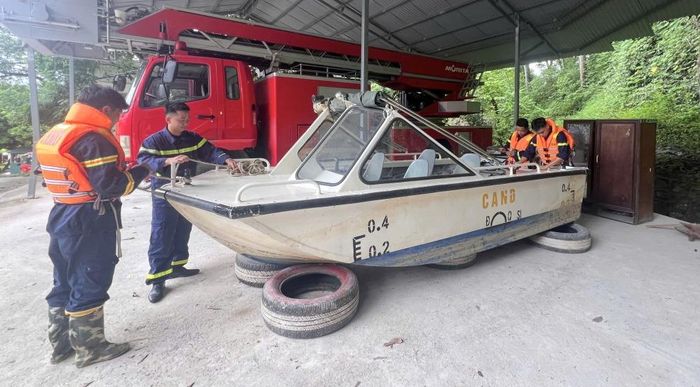 Cán bộ chiến sỹ kiểm tra phương tiện, trang thiết bị phục vụ công tác cứu nạn, cứu hộ trong mùa mưa lũ.