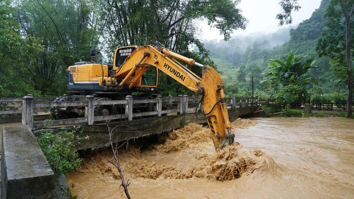 Xã huy động máy xúc để vớt rác, khơi thông dòng chảy tại các sông, suối.