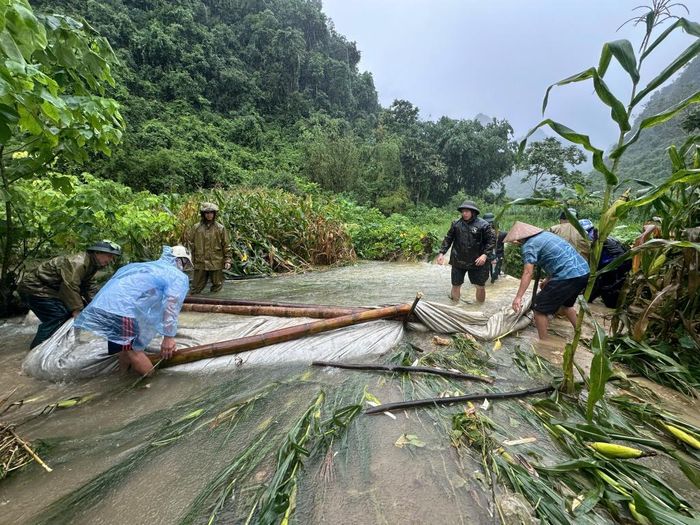 Ban Chỉ huy Phòng thủ dân sự khẩn trương nắm tình hình, hỗ trợ người dân bị ảnh hưởng.