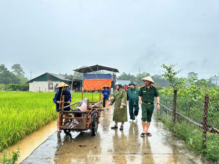 Ban Chỉ huy Phòng thủ dân sự xã hỗ trợ người dân di dời gia súc đến nơi an toàn.