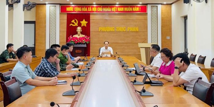 Ban Chỉ huy Phòng thủ dân sự và phòng, chống thiên tai phường Thục Phán họp khẩn các biện pháp chủ động ứng phó với mưa lũ.