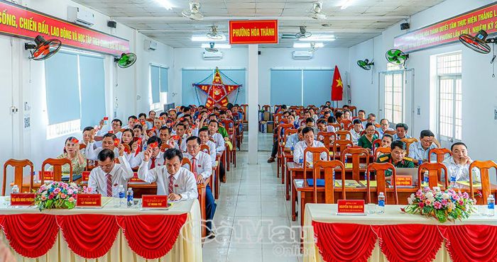 Đại biểu HĐND phường Hòa Thành biểu quyết thông qua Nghị quyết về việc sắp xếp, tổ chức lại các khóm trên địa bàn tại Kỳ họp thứ Hai, khóa II, nhiệm kỳ 2026-2031.