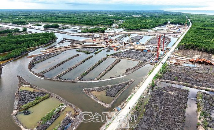 Ðiểm cuối cao tốc Cà Mau - Ðất Mũi tại điểm kết nối cầu vượt biển ra đảo Hòn Khoai. Ảnh: THANH MINH