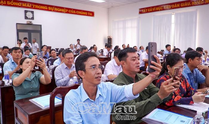 Đại biểu dự hội nghị sử dụng thiết bị thông minh đăng nhập vào hệ thống cơ sở dữ liệu quốc gia về chăn nuôi và thú y.