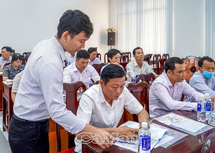 Cán bộ kỹ thuật VNPT Cà Mau hướng dẫn đại biểu dự tập huấn đăng nhập vào hệ thống cơ sở dữ liệu quốc gia về chăn nuôi và thú y.
