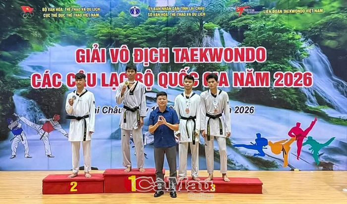 Vận động viên Đồng Minh Thành (63 kg nam U17), xuất sắc đón nhận tấm HCV.