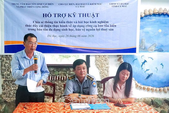  Ông Nguyễn Cảnh Hạnh (bìa trái); ông Bùi Nhật Phương, Phó Chi cục trưởng Chi cục Biển, Hải đảo và Kiểm ngư tỉnh Cà Mau; Bà Nguyễn Thị Thu Trang, điều phối viên Trung tâm Bảo tồn sinh vật biển và Phát triển cộng đồng (MCD) đồng chủ trì hội thảo.